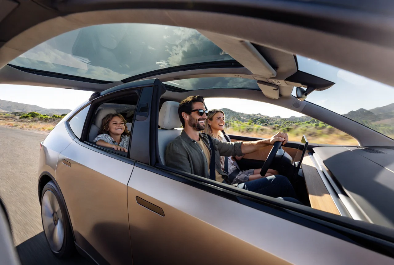 Glückliche Familie genießt eine Roadtrip in einem modernen Elektro-SUV