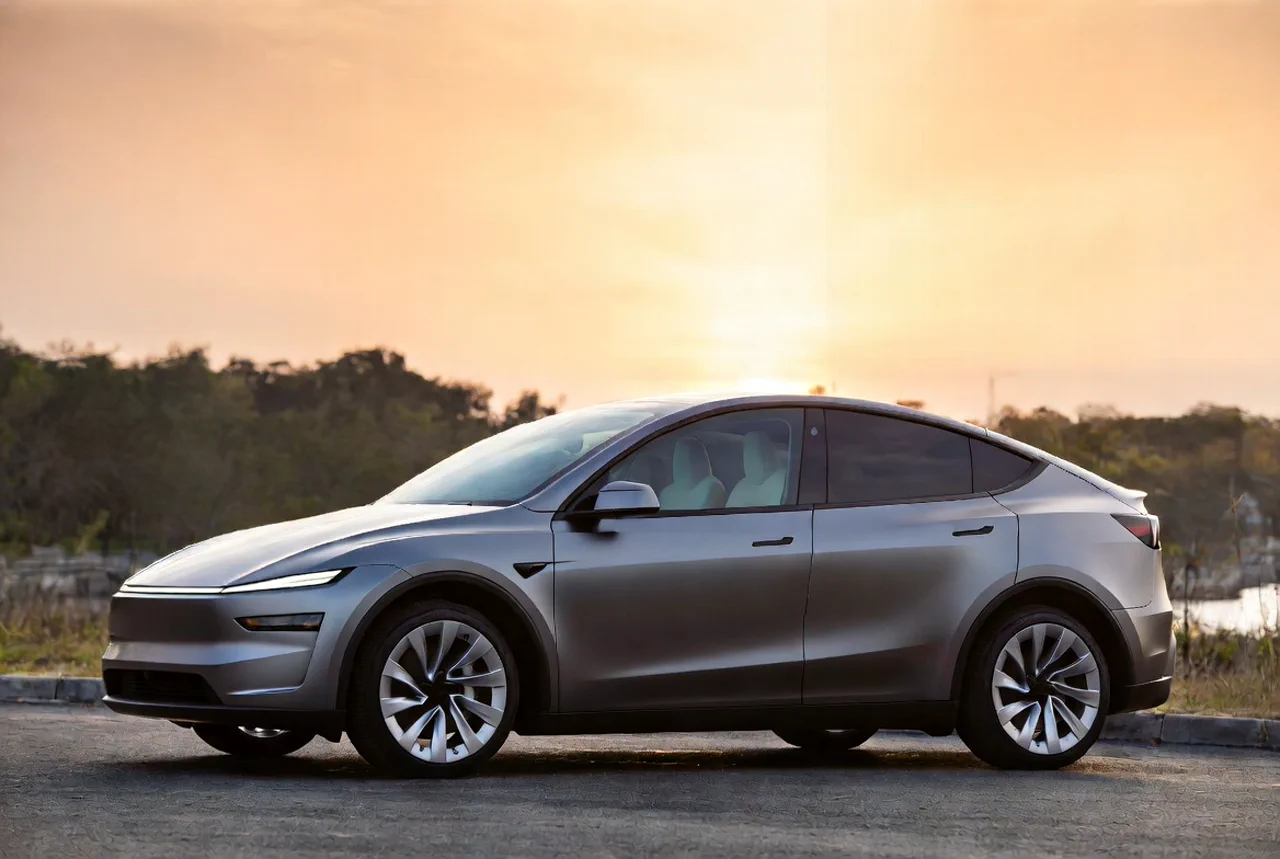 Modernes Elektro-SUV Tesla Model Y bei Sonnenuntergang in der Natur